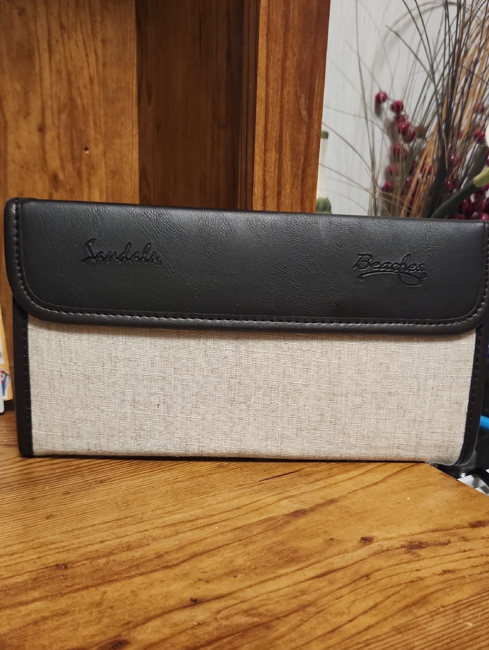 Sandals/BeachesTwo-Tone Brown and Cream Zip Travel Resort Clutch